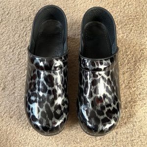 Dansko Leopard Print Clog black/gray Sz 39